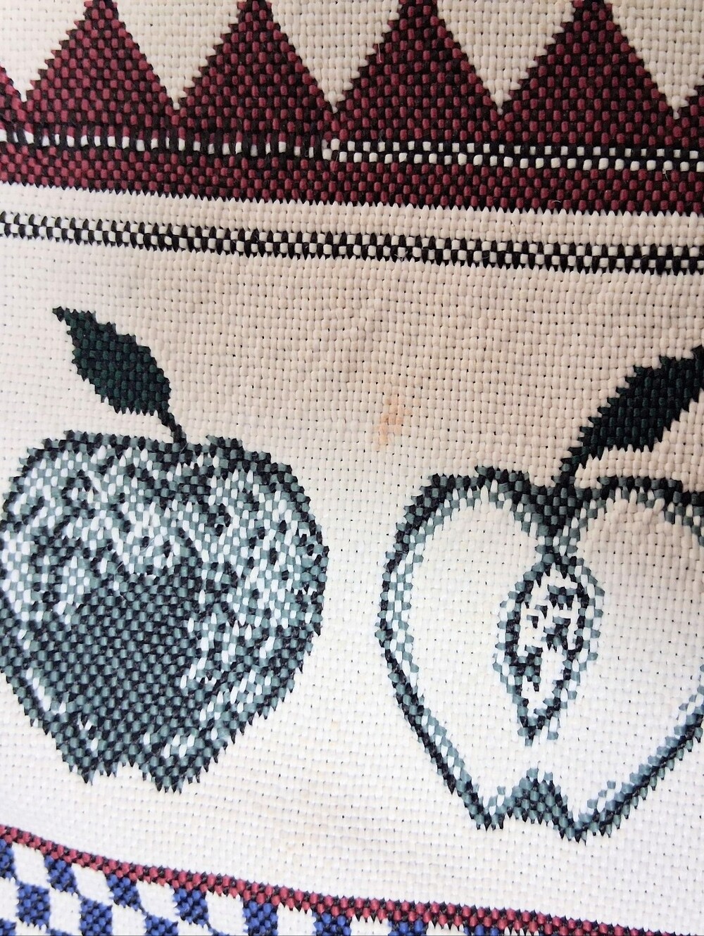 Charming Set of 4 12 X 20 "Apples + Hearts" Farmhouse Table Placemats - Picture 11 of 11